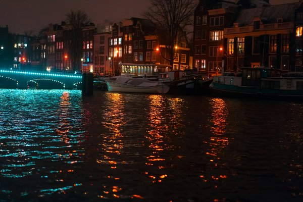 Come pianificare l'illuminazione di un corridoio lungo e buio in una casa di campagna?